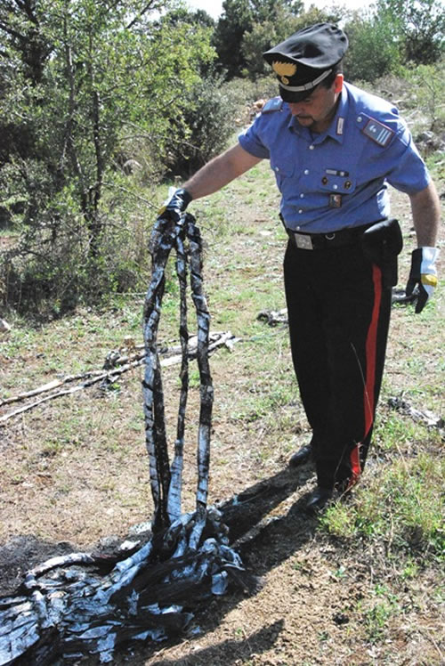 Carabiniere_recupera_cavo_bruciato-
