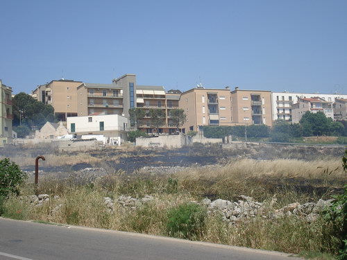 via-mottola-brucia-campo-2