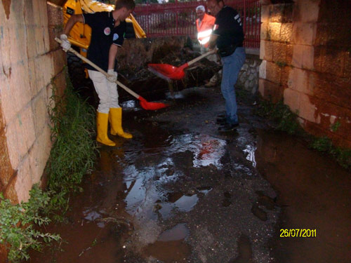 08-04-volontari_nel_sottopasso