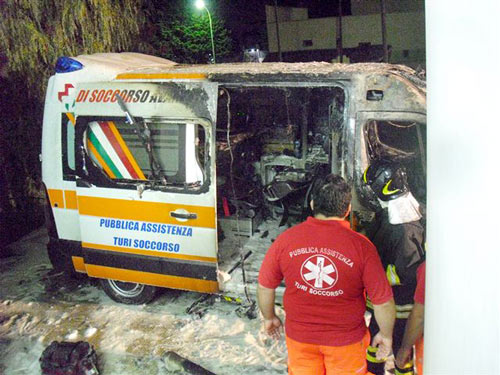 08-18-ambulanza_incendiata_turi