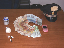 09-01-droga-e-denaro-sequestrato_ad_acquaviva