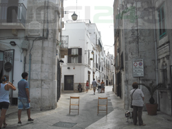 09-05-ingresso_via_porta_putignano_con_sedie