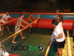 08-24 calcio balilla umano
