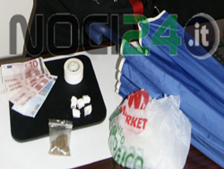 10-11-ombrello-droga