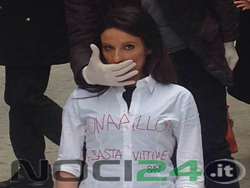 11-25-donna-mano