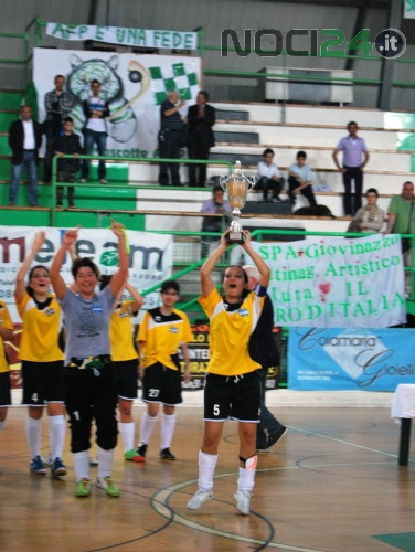 05-05 Tinelli alza la Supercoppa