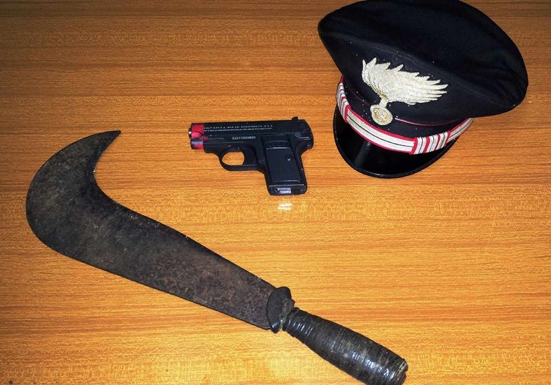11 06 Noci la pistola scacciacani e la roncola sequestrate