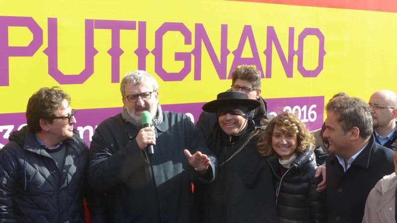 02 08 emiliano al carnevale di putignano