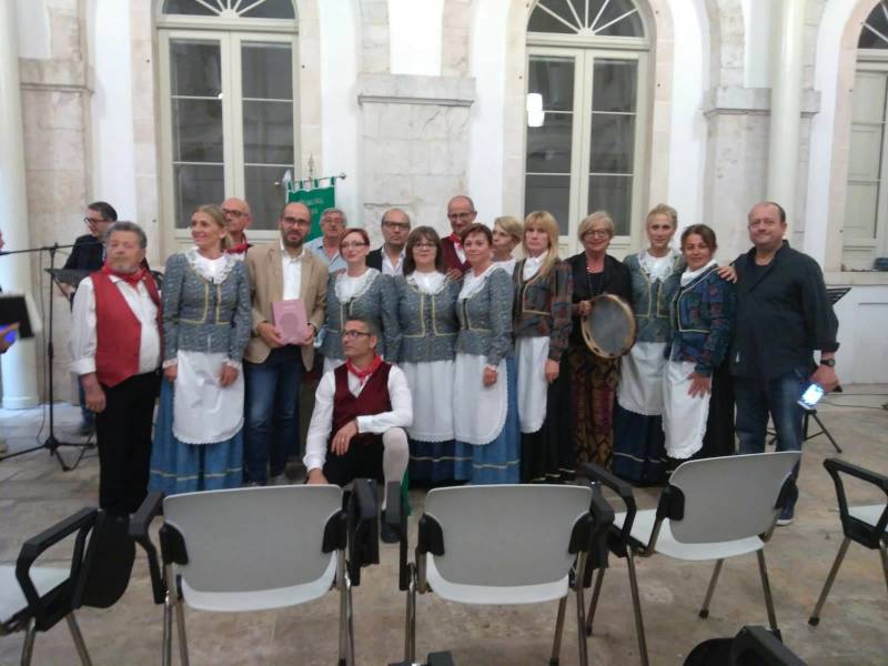 07 12gruppofolk