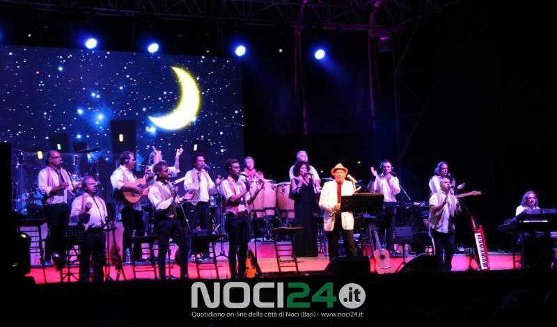 08 26 Renzo Arbore in concerto a Noci 01