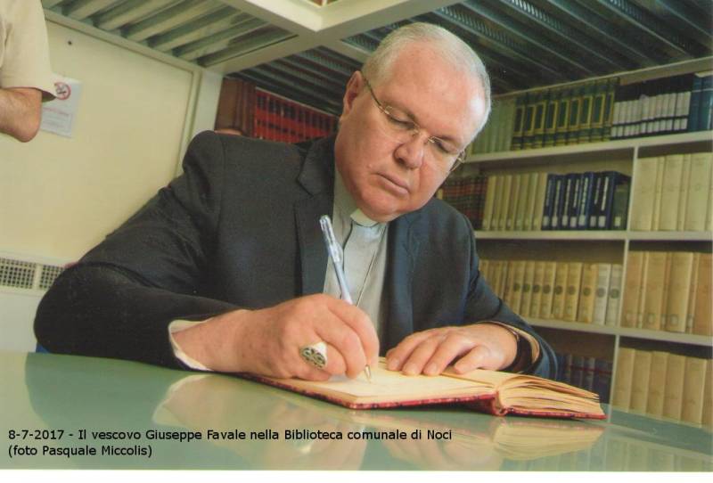 09 27Il vescovo in biblioteca lo scorso anno