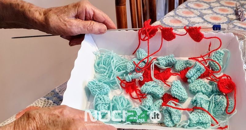 12 10 NonnaAnninaScarpetteCroceRossa