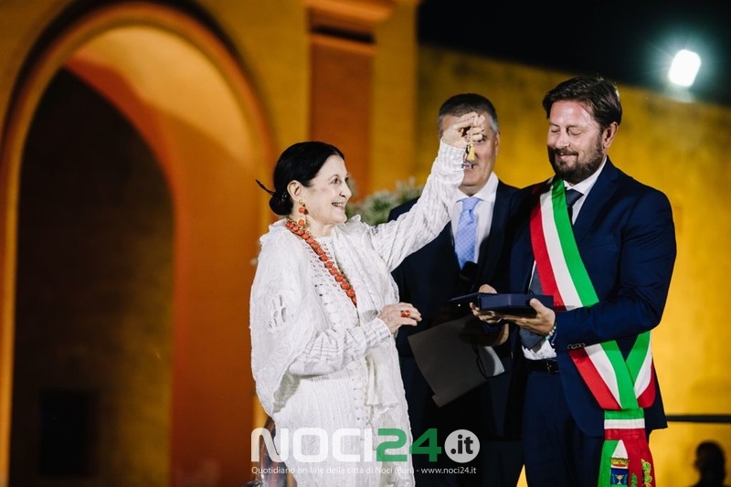08 19 Carla Fracci riceve chiavi Teatro Rossini Gioia del Colle 2020