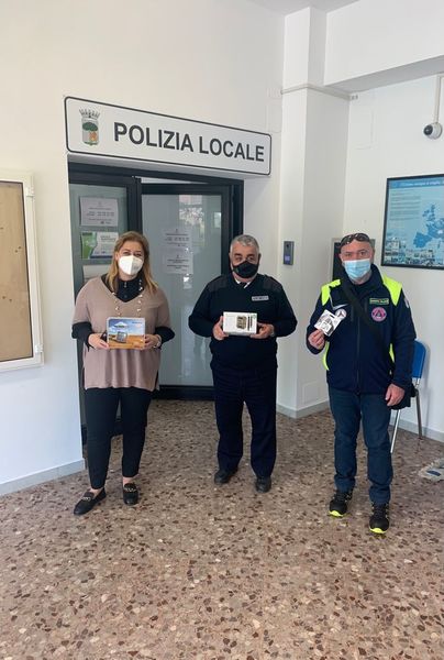 Foto La consegna delle fototrappole 1