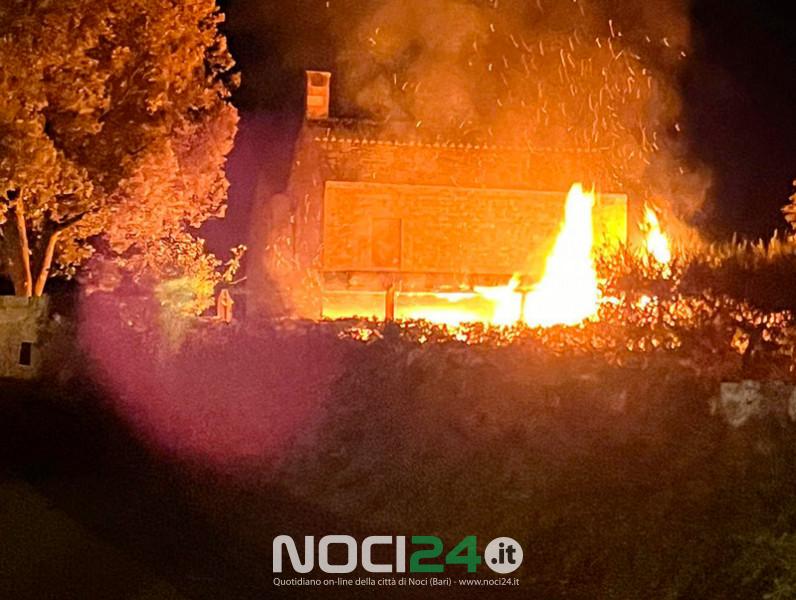 08 10 gazebo in fiamme